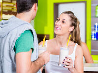 friends drinking smoothies gym