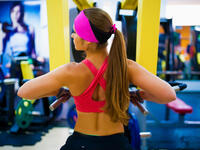 woman lifting weights gym