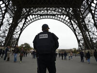 In France, police violence against journalists during demonstrations has been on the rise as a result of the state of emergency. Photographers report being attacked and prevented from doing their job by police. "The police do not want journalists to be witnesses of what they do," says France's journalist union general secretary. 