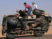 Sidewall Skiing in Saudi Arabia. (carbuzz.com)