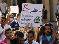 أحد المتظاهرين يحول أغنية الفنانة اللبنانية جوليا بطرس من "انا بتنفس حرية" إلى "أنا بتنفس زبالة".