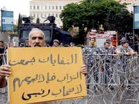 أحد المتظاهرين يعلق على اجتماع النواب من أجل حل أزمة النفايات بعد المظاهرات "النفايات تجمع النواب فماذا يجمعهم لانتخاب رئيس".