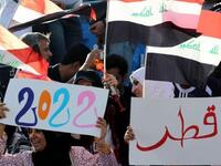 مشجعو المنتخب العراقي يظهرون دعمهم للملف القطري لتنظيم مونديال 2022 أثناء حضورهم المباراة نصف النهائية بين الكويت والعراق في عدن في اليمن. 