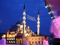 Mosque in Istanbul lights up for Ramadan