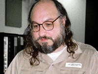 جوناثان بولارد يهودي أدين بالتجسس على أمريكا لحساب إسرائيل وقد قدر حجم الوثائق التي قدمها بكومة قاعدتها 6 اقدام مربعة وارتفاعها 10 اقدام.
