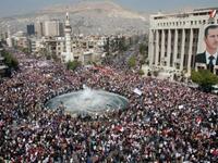 كان من غير المتوقع مع انتشار المظاهرات في المدن السورية أن يقوم المتظاهرون بتمزيق صور للرئيس الأسد ووالده.