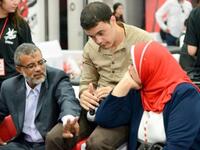 محمد يوسف يتوسط والده والدته في كواليس "ذا فويس"
