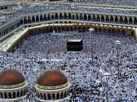 
وتعود تسمية بئر زمزم إلى هاجر زوجة النبي إبراهيم وأم ابنه إسماعيل في حوالي سنة ٢٠٠٠ قبل الميلاد. وتفجرت البئر حين سعت هاجر  طلبا للماء لسقاية الطفل إسماعيل بين الصفا والمروة سبع مرات (ومن هنا جاء الطواف في الحج).

