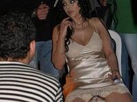 وكما النجوم والمشاهير الغربيين. تتعمد اختيار اكثر الملابس اغراءا وابرازا لمفاتن الجسد!