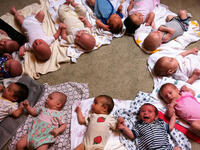 مجموعة من الاطفال 