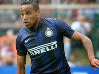 الظهير الأوروغوياني ألفارو بيريرا (إنتر) - الأندية المهتمة: سوانزي ومرسيليا.