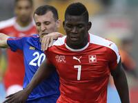 المهاجم السويسري بريل إيمبولو (19 عاماً): سجل 10 أهداف خلال 27 مباراة مع بازل، يعرف بسرعته الانفجارية وقدرته على حسم الفرص أمام المرمى، إضافة لرباطة جأشه. يسعى للفت أنظار أبرز أندية أوروبا هذا الصيف مثل زميله غرانيت تشاكا الذي انتقل لآرسنال مؤخراً.