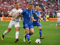 المدافع الآيسلندي راغنار سيغوردسون: لم يتوقع أحد أن ينجح منتخب بلاده في خطف بطاقة التأهل، ولم يكن ذلك ليحدث لولا صلابة سيغوردسون الذي أوقف كريستيانو رونالدو وقدم أداءً منضبطاً أمام النمسا.