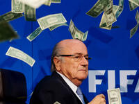 السويسري سيب بلاتر: رئيس فيفا السابق، وأكثر شخصيات كرة القدم فساداً عبر التاريخ، حصل على العديد من الرشاوى خلال رئاسته التي امتدت لـ 17 عاماً، أبرزها تلك المتعلقة بمونديالي 2018 و 2022، أوقف لمدة 6 أعوام.