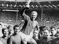 المدافع الإنجليزي بوبي مور، كان قائد منتخب الأسود الثلاثة الذي فاز كأس العالم 1966.