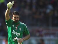 الحارس الإيطالي جيانلويجي بوفون: لعب في صفوف يوفنتوس لـ 15 عاماً ونصف حتى الآن.