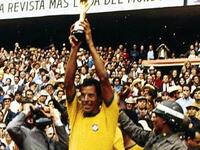 المدافع البرازيلي كارلوس ألبرتو توريس، فاز بكأس العالم 1970، يعتبر من بين أفضل المدافعين في التاريخ.