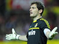 الحارس الإسباني إيكر كاسياس: أسطورة وقائد ريال مدريد ومنتخب بلاده في حراسة المرمى، جمعته علاقة متوترة بمورينيو الذي أشرك البديل أنتونيو آدان على حسابه في البداية قبل أن يتعاقد مع دييغو لوبيز الذي بات أساسياً على حسابه بهدف تحييد دور "القديس" في النادي.