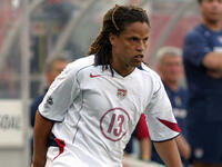 لاعب الوسط الأميركي كوبي جونز: شارك في 164 مباراة دولية ما بين عامي 1992 و2004 (12 عاماً و36 يوماً).