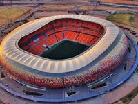 5- ملعب إف إن بي في جوهانسبيرغ (جنوب إفريقيا) بسعة 94,736 متفرجاً.