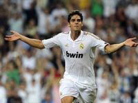 البرازيلي كاكا: انتقل من ميلان لريال مدريد مقابل 57 مليون جنيه استرليني عام 2009 ولمدة 6 أعوام، ولكنه لم يتأقلم مع أجواء الليغا وعانى من سلسلة إصابات حتى عاد للروسونيري مرة أخرى الصيف الماضي.