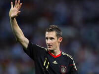 المهاجم الألماني ميروسلاف كلوزه: خاض صاحب الـ 35 عاماً 131 مباراة في صفوف المانشافت، ويمتلك الرقم القياسي من الأهداف الدولية في بلاده بالتساوي مع غيرد مولر برصيد 68 هدفاً ويطمع في كسر رقم البرازيلي رونالدو هداف كأس العالم التاريخي بـ 15 هدفاً.