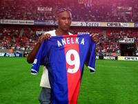 المهاجم الفرنسي نيكولا أنيلكا: غادر باريس سان جيرمان إلى آرسنال عام 1997 مقابل 700 ألف يورو فقط، إلا أنه عاد إلى العاصمة الفرنسية بعد ذلك بثلاثة أعوام من ريال مدريد في صفقة ضخمة بلغت قيمتها 33.8 مليون يورو.