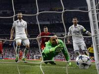 ريال مدريد 4-2 بايرن ميونيخ: لم يكن وصول سيرخيو راموس لمباراته المئوية في دوري الأبطال رفقة الفريق الملكي مفرحاً بمعنى الكلمة بعدما سجل هدفاً بطريقة غريبة بالخطأ في شباك زميله الحارس كايلور نافاس، إلا أن بلوغ نصف النهائي يعد التعويض الأمثل.