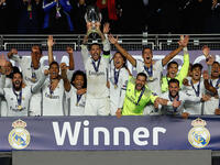 ظفر ريال مدريد الإسباني بلقب كأس السوبر الأوروبي للمرة الثالثة في تاريخه بعد تفوقه على مواطنه إشبيلية بنتيجة 3-2.
