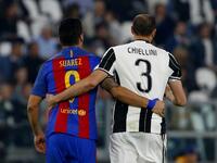 يوفنتوس 3-0 برشلونة: تصالح جيورجيو كييليني مدافع اليوفي ومنتخب إيطاليا مع لويس سواريز مهاجم البارسا ومنتخب أوروغواي بعد حادثة العض الشهيرة خلال كأس العالم 2014 والتي تسببت بإيقاف سواريز دولياً لـ 4 أشهر.