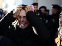 امرأة تونسية تبكي وهي تنتظر لقاء الحاكم مع مجموعة أخرى من الناس فيما كان الرئيس التونسي قد وصف الاحتجاجات بالعمل الإرهابي.