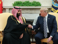 U.S. President Donald Trump (R) shakes hands with Saudi Arabia's Crown Prince Mohammed bin Salman in the Oval Office of the White House on March 20, 2018 in Washington, DC. (MANDEL NGAN / AFP)
