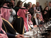Saudi Arabia's Crown Prince Mohammed bin Salman (C) speaks alongside members of his delegation during a lunch meeting with US President Donald Trump in the Cabinet Room of the White House in Washington, DC, March 20, 2018.  (SAUL LOEB / AFP)