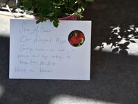 A handwritten note is seen at a makeshift memorial remembering Senator John McCain outside McCain's office in Phoenix, Arizona, August 27, 2018. (Robyn Beck / AFP)