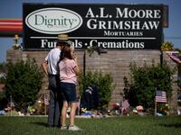 Mourners gather at a makeshift memorial for U.S. Sen. John McCain (R-AZ) outside of the A.L. Moore Grimshaw mortuary on August 27, 2018 in Phoenix, Arizona. (AFP)