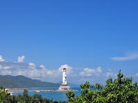 The Guan Yin Statue: Guan Yin is situated on the south coast of China’s Hainan island. It has three dimensions with one side facing inland and the other two facing the South China Sea.(flicker)