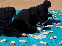 Huthi female supporters collect money to support Huthi militias fighting Saudi-backed Yemeni government forces in the port city of Hodeidah, during a rally in the capital Sanaa on November 10, 2018. 
Mohammed HUWAIS / AFP