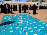 Huthi female supporters collect money to support Huthi militias fighting Saudi-backed Yemeni government forces in the port city of Hodeidah, during a rally in the capital Sanaa on November 10, 2018. 
Mohammed HUWAIS / AFP