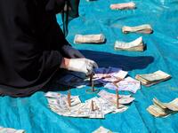 Huthi female supporters collect money to support Huthi militias fighting Saudi-backed Yemeni government forces in the port city of Hodeidah, during a rally in the capital Sanaa on November 10, 2018. 
Mohammed HUWAIS / AFP