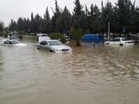 علق أحد رواد موقع التواصل الاجتماعي على هذه الصورة قائلاً "لا تعليق عاللي صار اليوم،بانتظار نشوف إصلاحات -قال يعني- قبل المنخفض الجاي ما ييجي !"
