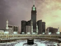 برج الساعة الملكي في مكة: واحد من أعلى المباني في العالم وكانت الساعة في أعلاه أكبر ساعة في العالم على ارتفاع 601م، يحتوي على مركز تجاري وفندقًا ضخما وعلى قاعات صلاة كبيرة. ويعد هذا البرج طفرة معمارية مذهلة في مكة.