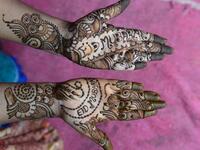 A customer displays her hands styled with henna that says 'Eid Mubarak' (Happy Eid) in Hyderabad, India. (GETTY)