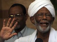 حسن الترابي:
توفي السياسي السوداني في 6 مارس/آذار، الذي أتقن أربع لغات: العربية والإنجليزية والفرنسية والألمانية، ويُعتبر الدكتور الترابي القوة التي مكنت الرئيس عمر البشير من الوصول إلى سدة الحكم.