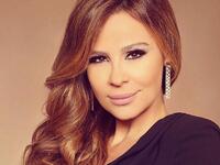 الفنانة اللبنانية كارول سماحة، حيث عيدت على المرأة في عيدها بطريقة مختلفة، بنشر صورة لابنتها تالا تقوم بإهداء وردة لكل نساء الأرض، وعلقت سماحة على الصورة قائلة: "زهرة لجميع النساء من ابنتي تالا".
