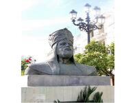 تمثال نصفي للحاجب المنصور، واحد من أعظم من حكم الأندلس، في عهده توسّعت الأندلس أقصى توسعّاتها جغرافيا، كان حمّارًا يببع الحمير، وبذكاءه أصبح الرجل الأول والأهم بالدولة.