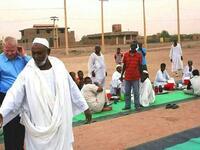 في السودان يصوم المسلمون 14 ساعة مع درجات حرارة عالية تتجاوز الأربعين درجة.