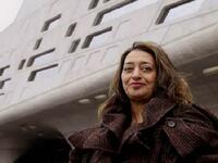 المعمارية العراقية زُها حديد: درّست في جامعات عالمية عدة واخترقت عالماً تقلّ فيه النساء, فازت  بمسابقة تصميم كازينو مدينة بازل في سويسرا 2005. وجائزة "بريتزكر" للعمارة وهي بمثابة نوبل في المجال المعماري, لتكون أول امرأة تفوز بها في العالم بأسره.