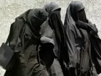 النقاب: منتشر في العالم الاسلامي أجمع، حيث لا يظهر من المرأة شيء، يختلف في بعض البلدان فقد تظهر العينين، أو يكون لونه مغايراً للأسود.