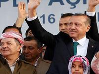 يشكل الأكراد خُمس عدد سكان تركيا تقريبًا، ويتهمون الدولة التركية بالسعي لمحو هويتهم الثقافية، وتعد مواضيع الأكراد والجيش والإسلام السياسي حساسة جدا بالنسبة للصحفيين الأتراك، ويعرض الصحفيون الذين يتطرقون لهذه المواضيع أنفسهم للاعتقال والمقاضاة.
