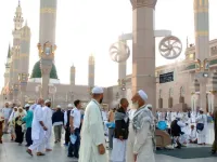 على مساحة 112 ألف متر مربع من ساحات المسجد النبوي تم انشاء قباب منزلقة تحمي من أشعة الشمس تعمل على أنظمة الكمبيوتر، توفر هذه القباب الإنارة الطبيعية والتهوية بطريقة فائقة المرونة